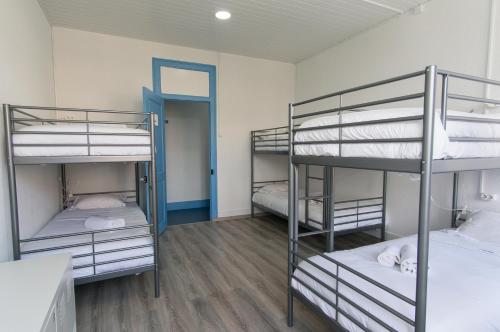 Change The World Hostels - Cascais - Estoril客房内的一张或多张双层床