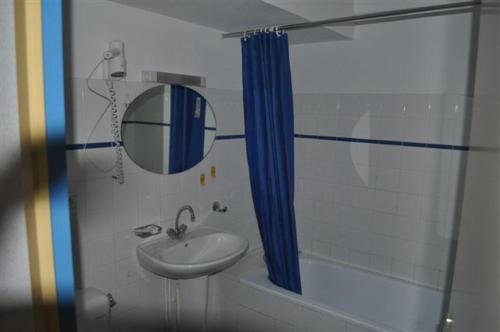 Saint-Cirgues-en-Montagne费朗迪拉克酒店的一间带水槽、镜子和淋浴的浴室
