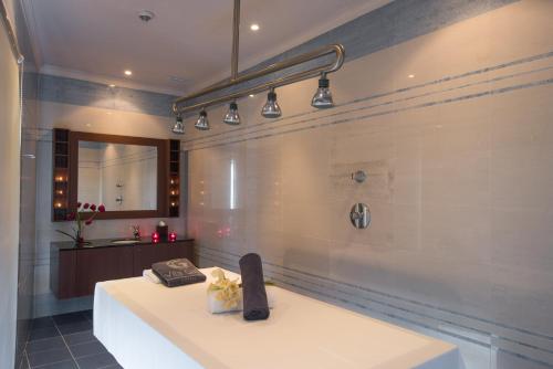 塔维拉塔维拉嘉乐酒店的浴室配有白色桌子和水槽