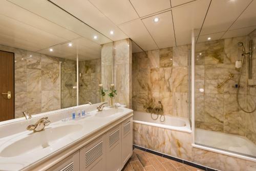 斯图加特玛丽蒂姆斯图加特酒店的带浴缸、水槽和淋浴的浴室