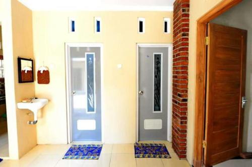 日惹恩达利艾安格维耶旅馆的浴室设有2扇门和水槽