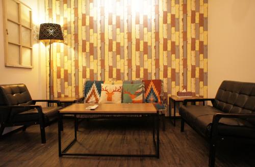 垦丁大街In 垦丁的客厅配有两张沙发和一张桌子