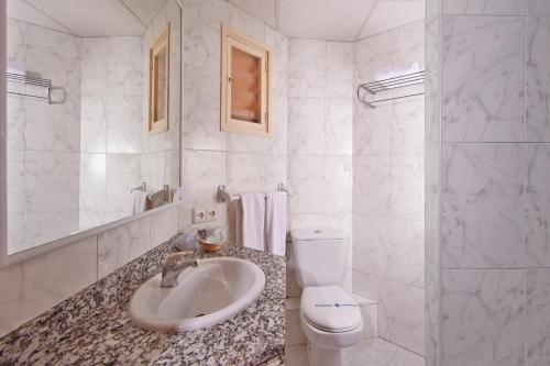 马略卡岛帕尔马MLL蓝湾酒店的白色的浴室设有水槽和卫生间。