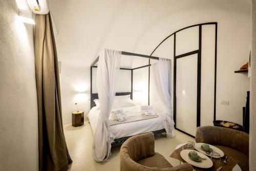 阿尔塔穆拉La casa del calzolaio的一间卧室配有一张带大镜子的床