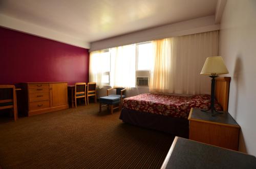 温尼伯皇家广场酒店的酒店客房设有床和窗户。