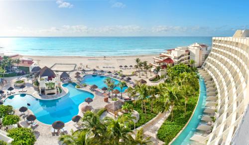 坎昆Grand Park Royal Cancun - All Inclusive的享有度假村和海滩的空中景致