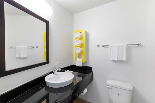 奥斯汀Motel 6 Austin Airport的一间带水槽、镜子和卫生间的浴室