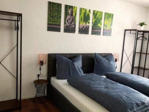 莱茵豪森Sweet Park Appartements的一间卧室配有两张带蓝色枕头的床