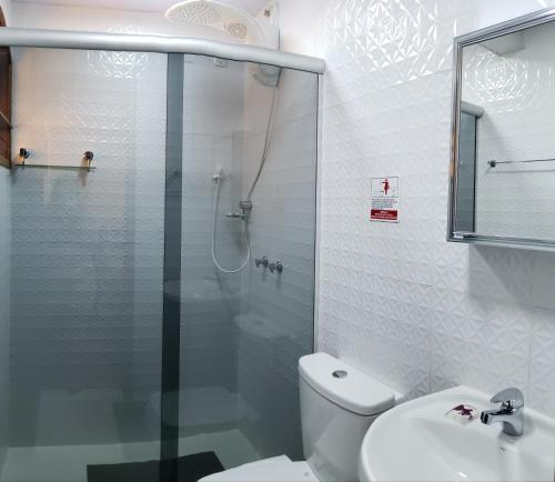 维奥康德马奥维尔德诺沃宾馆的带淋浴、卫生间和盥洗盆的浴室