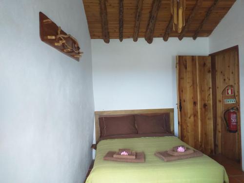 Fajã da Caldeira de Santo CristoCasa da Fajã - RRAL nº 635的一间小卧室,配有绿色的床和木门