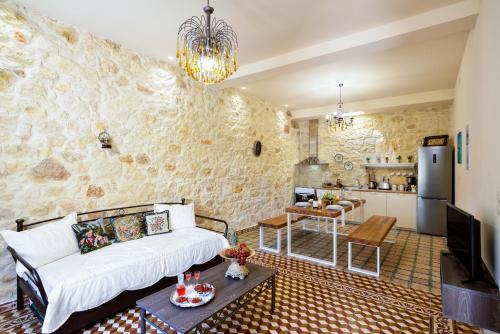 干尼亚Michalis Stonehouse的一间带白色沙发的客厅和一间厨房