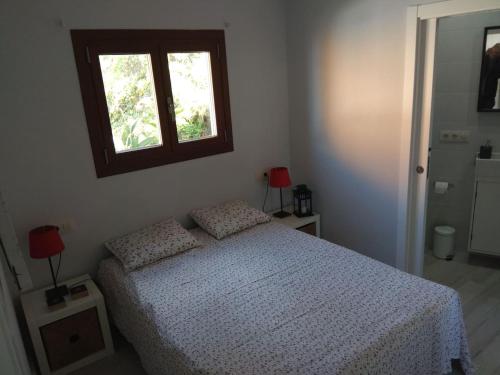 奥亚A Guaira, fantástico apartamento al borde del mar的一间卧室配有一张床,楼上设有窗户