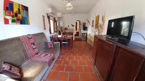 萨尔塔La Quinta Residencia的带沙发和平面电视的客厅