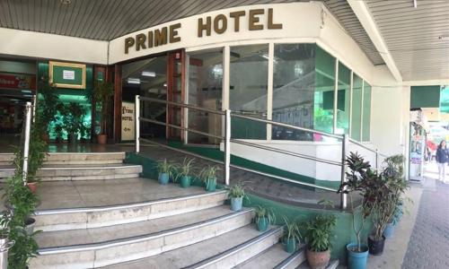 碧瑶Benguet Prime Hotel的松树酒店前方的商店,前面有楼梯