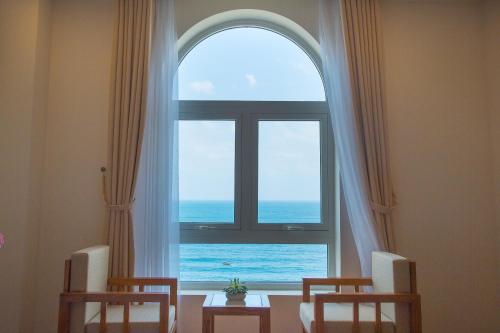 岘港De Lamour Hotel的客房设有海景窗户。