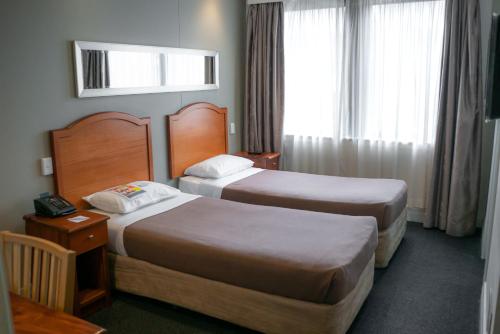 悉尼悉尼南部大酒店的酒店客房设有两张床和窗户。