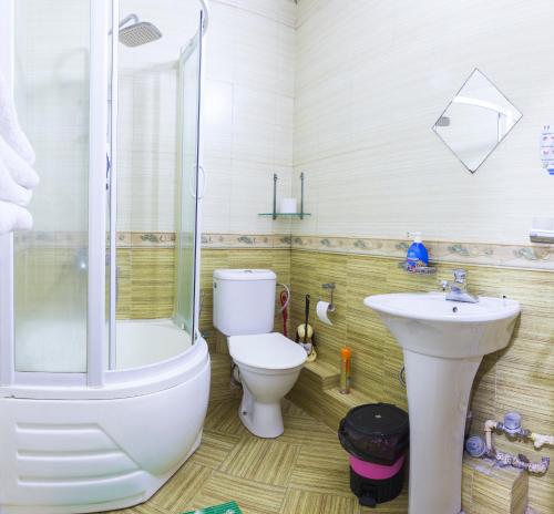 城市旅馆加旅游的一间浴室