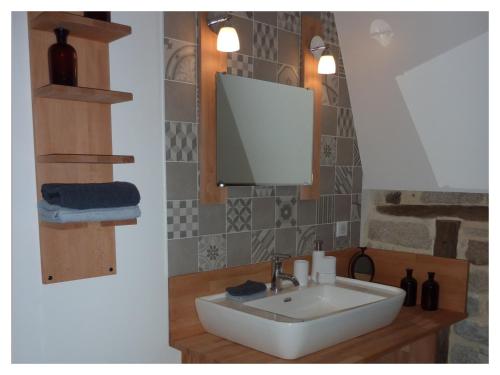 ComiacA L'Ombre du Tilleul的浴室设有白色水槽和镜子