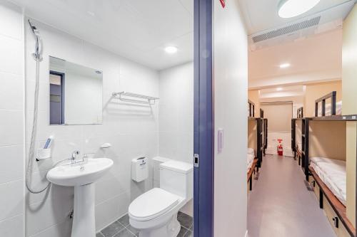 釜山Guesthouse Dear Moon的浴室配有白色卫生间和盥洗盆。