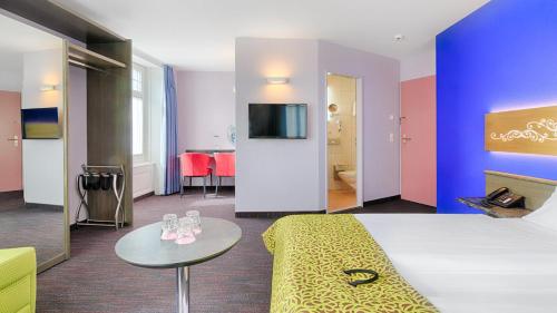 卢塞恩Hotel Drei Könige的酒店客房配有一张床铺和一张桌子。