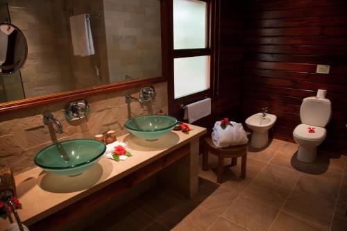 塞尔夫岛Cerf Island Resort的一间带两个盥洗盆和卫生间的浴室