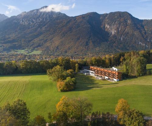 巴特莱辛哈尔Klosterhof – Alpine Hideaway & Spa的山地房子的空中景色