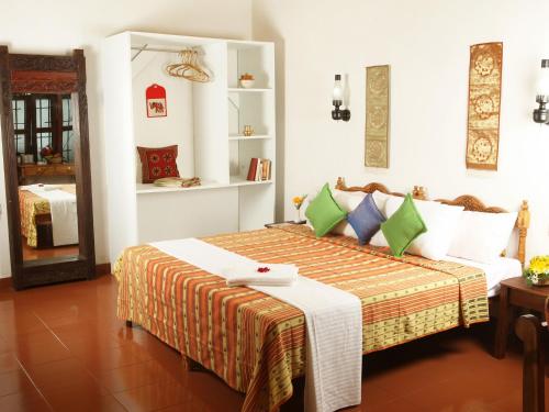 可瓦兰索玛帕姆苏酒店的卧室配有一张床