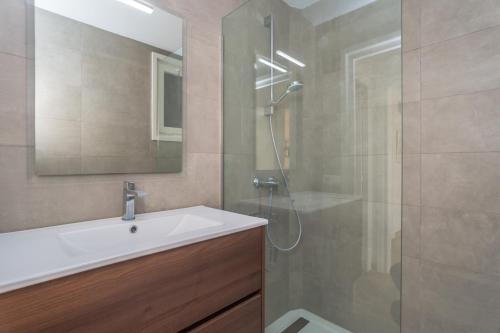卡莱利亚德帕拉弗鲁赫尔M-1 CALELLA DE PALAFRUGELL 4 PAX的浴室配有白色水槽和淋浴。