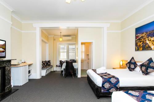 悉尼北岸酒店的酒店客房配有两张床和一张书桌