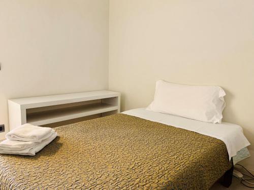 巴多利诺Front Lake Apartment Bardolino的一间小卧室,配有一张床和一个枕头
