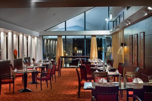 帕兰加瓦纳古普Spa度假酒店的用餐室设有桌椅和窗户。