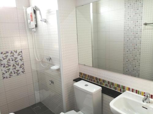 乌隆他尼The Like hotel的带淋浴、卫生间和盥洗盆的浴室