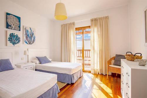 科斯塔特吉塞卡勒塔斯村庄旅馆的酒店客房,配有两张床和椅子
