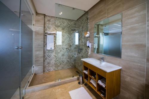 非斯Rim Aquatique Hôtel & Nature的一间带水槽和淋浴的浴室