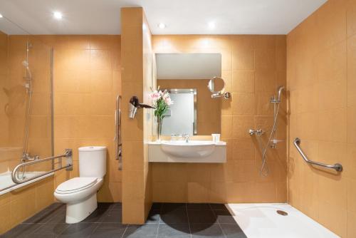卡塞雷斯卡塞雷斯伊科斯阿戈拉酒店的一间带卫生间、水槽和镜子的浴室