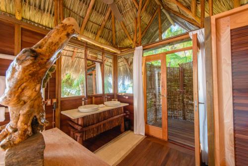 Set NetCalala Island的客房设有带淋浴和盥洗盆的浴室。