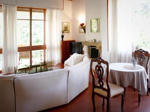 里乔内Bed And Breakfast 22 Garibaldi Home的客厅配有白色的沙发和桌子