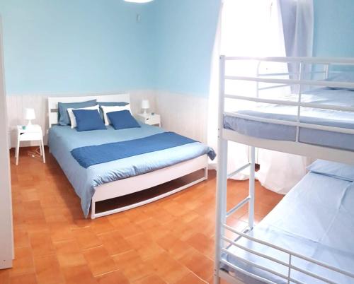 莱波拉诺Villa Fioroni的一间卧室配有一张床和一张双层床。