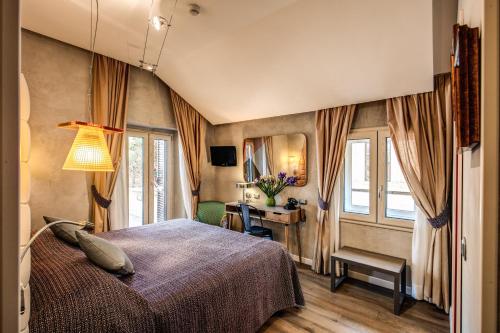 罗马帕拉门托精品酒店的卧室配有一张床、一张书桌和窗户。
