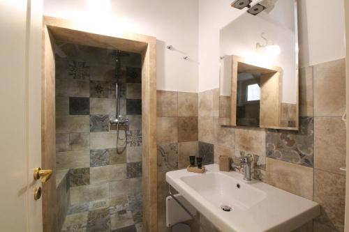 加利波利Duomo Gallipoli B&B and Apartments的一间带水槽和淋浴的浴室