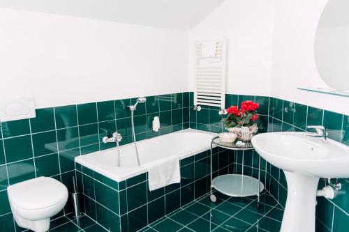 佩切图好斯蒂勒瑞杜高尔夫酒店的绿色浴室设有浴缸和水槽