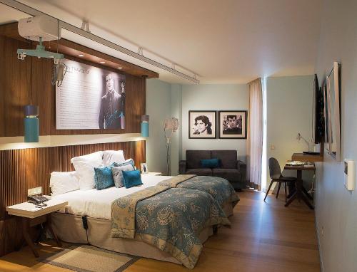 圣塞瓦斯蒂安Hotel Zinema7的一间卧室配有一张床、一张桌子和一张沙发