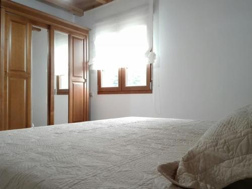 塔拉蒙迪Casa de aldea Amezaga的一间卧室设有一张床和一个窗口
