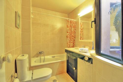 维拉摩拉PEARL HARBOR的浴室配有卫生间、浴缸和水槽。
