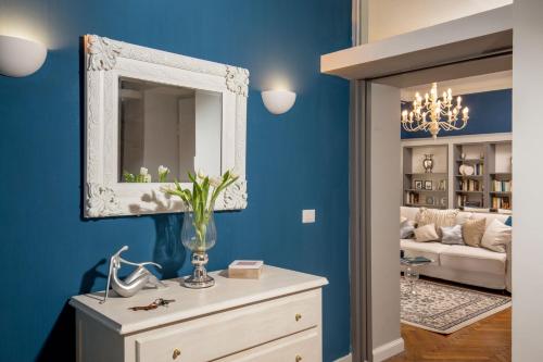 米兰Daplace - Renzo Apartment的蓝色的客房配有梳妆台和镜子