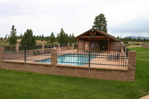 布莱斯峡谷布莱斯峡谷松树酒店的围着带房子的游泳池围栏