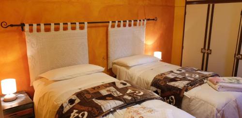 圣塔·马里亚·迪·帕尔玛"SA DOMO DE SOS ARANZOS"的一间房间,有三张床