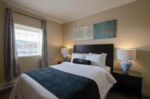 圣约翰斯首套房 - 圣约翰信号山门公寓的一间卧室配有一张带两盏灯的床和一扇窗户。