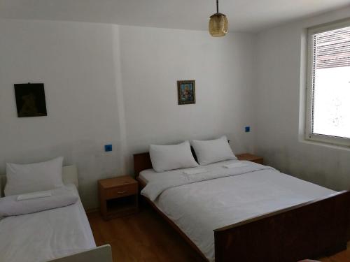 贝尔科维察Bungalows Zdravets的一间卧室设有两张床和窗户。