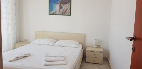 诺瓦利娅Apartments Biba的卧室配有白色床和毛巾